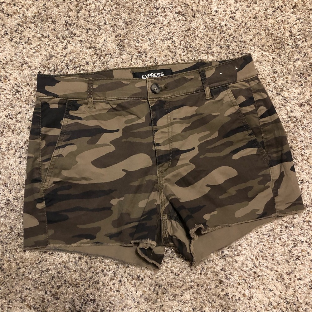 Express Camo shorts EUC
